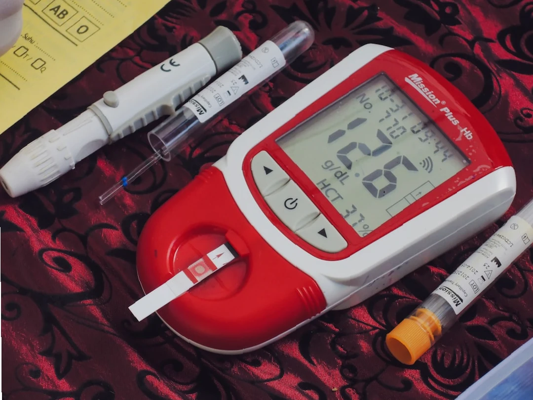 애플사이다 비니거와 혈당 측정기 이미지