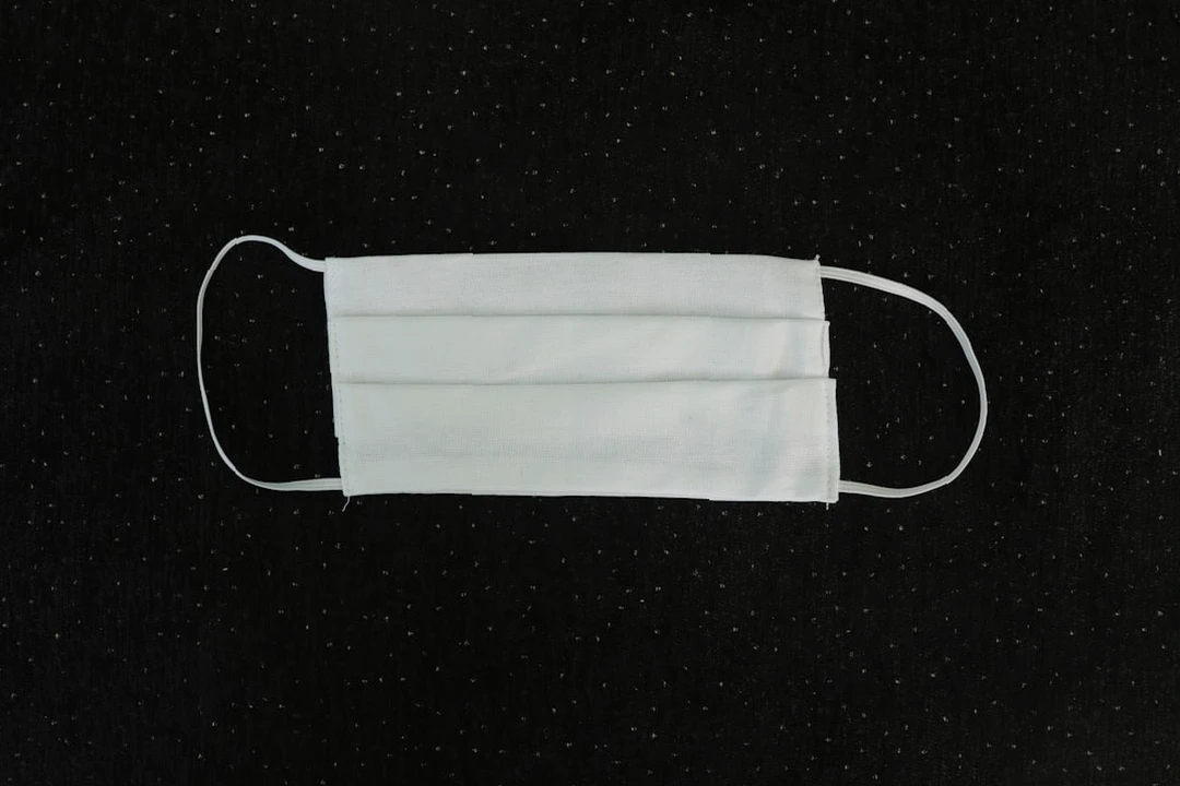 마스크 스트랩과 케이스 등 액세서리 이미지 3년 지난 마스크