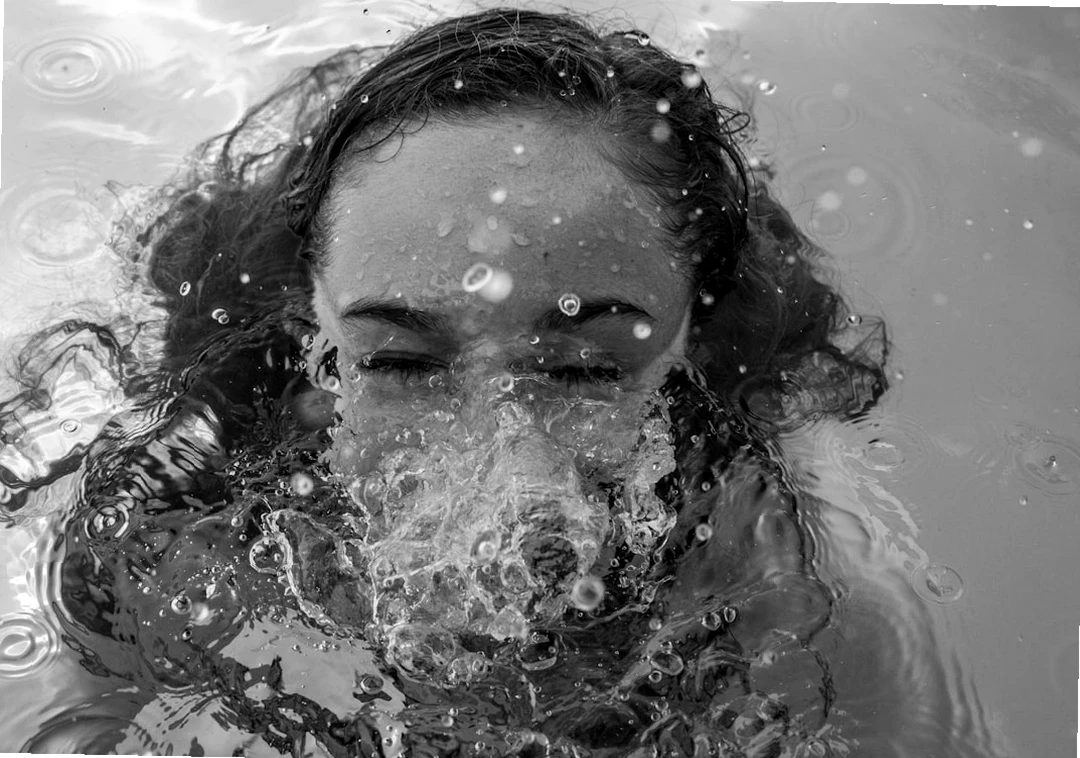 겨울철 피부건조 미지근한 물로 세안하는 모습