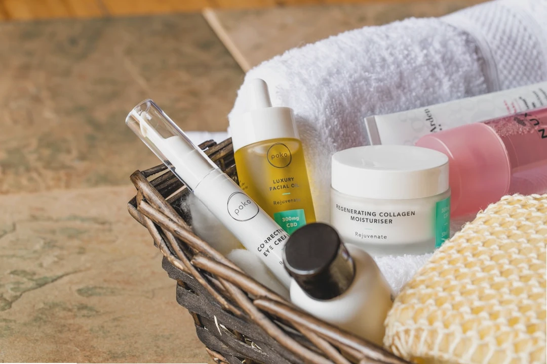 겨울철 피부건조 보습제 바르는 순서를 보여주는 이미지