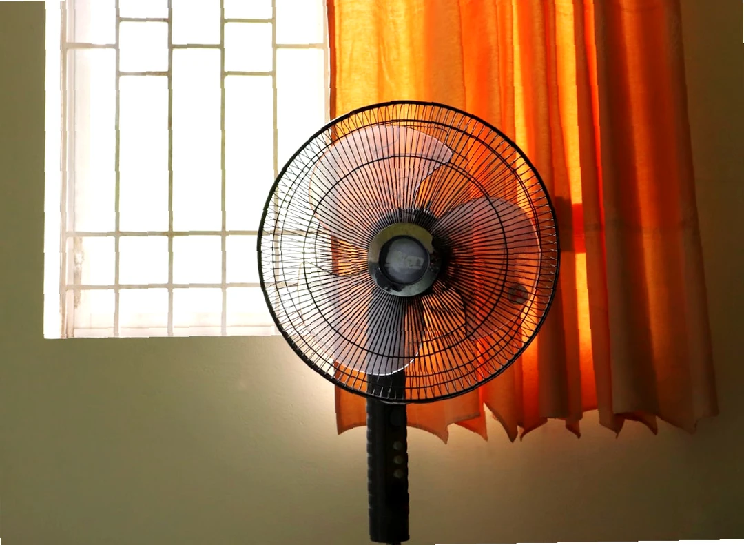 겨울철 피부건조 가습기를 사용해 실내 습도를 유지하는 모습