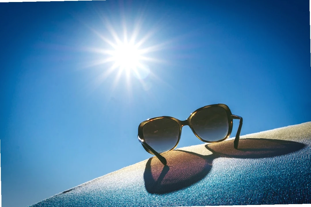 겨울철 피부건조 자외선 차단제를 바르는 모습